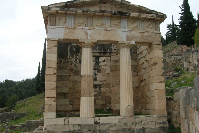 2-Day Delphi & Olympia Tour with Olive Oil & Honey Tasting - The Olympia market stop: wine, olive oil, and iconic olives