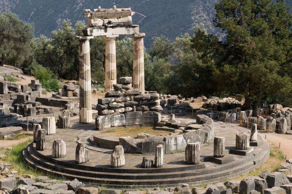 3-day classical Spanish guided tour in Peloponesse & Delphi - Day 3: Delphi’s archaeological story and the Navel of the Earth