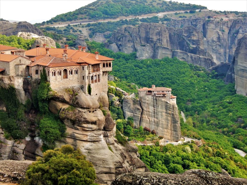 Athens: 2-Day Meteora Tour in Spanish with Guide & Hotel - Why an overnight Meteora trip beats the day-trip grind