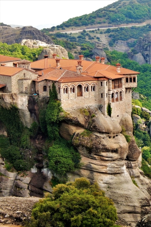 Athens: 2-Day Meteora Tour in Spanish with Guide & Hotel - From Athens Larissis Station to Kalabaka: the bus day you can actually use