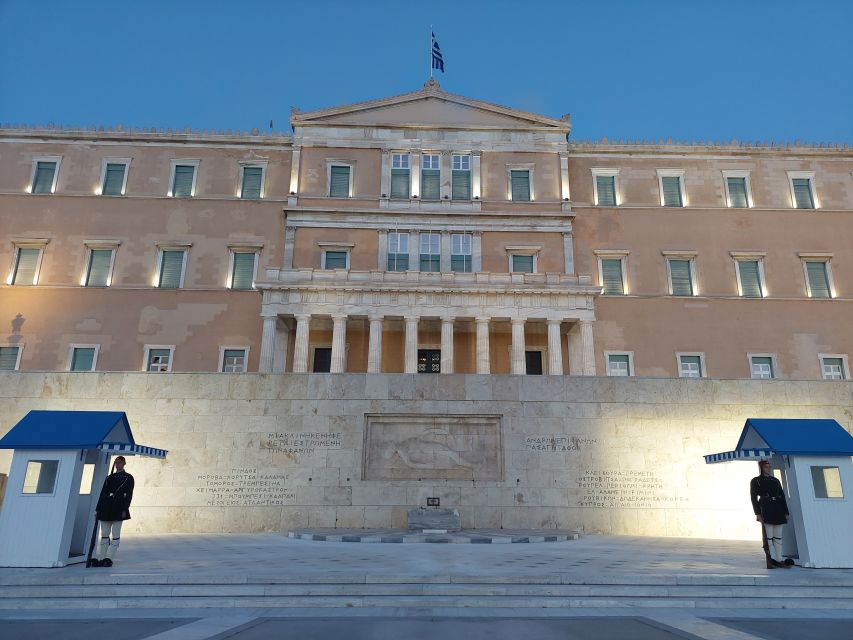 Athens: City Highlights Nighttime Walking Tour in Spanish - Hadrian’s Arch to the Temple of Zeus: A Night Route Through Layers of Athens