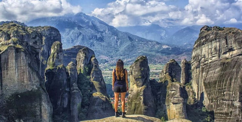 Athens: Meteora Day Trip in Spanish with Live Guide & Lunch - Meteora by minibus: panoramic stops plus real monastery time