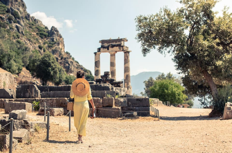 Athens: Private Tour of Delphi, Delphi Museum, and Arachova - Arachova on Mount Parnassus: Stone Streets and Local Workshops
