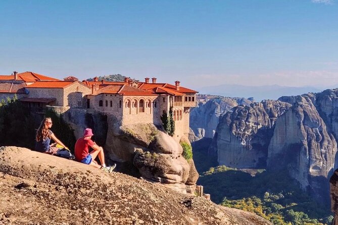 Athens to Meteora DayTrip by Train in Spanish language - Local Agency - Kastraki under the rocks: where the photos start making sense