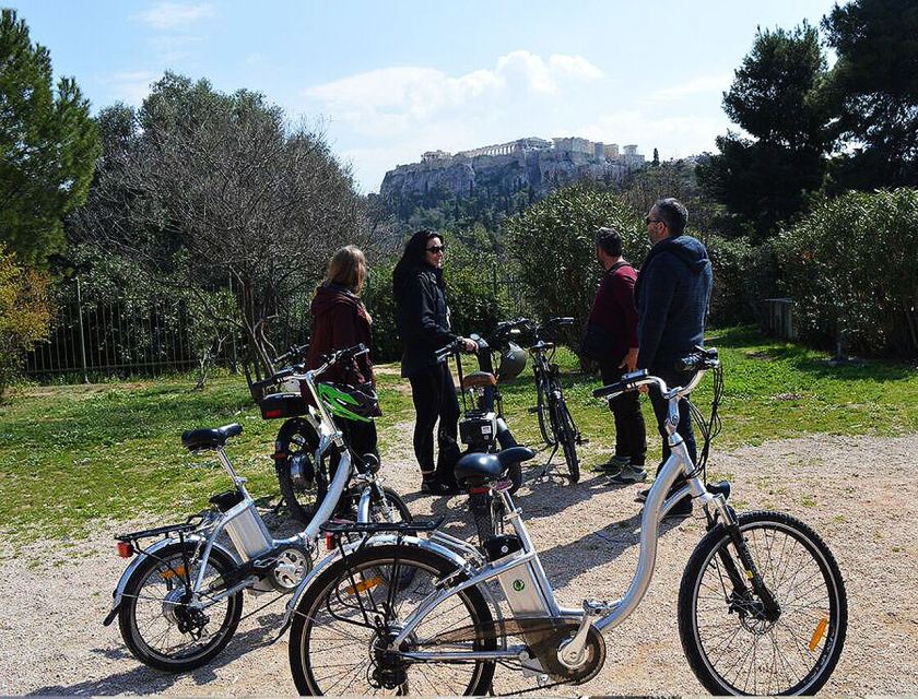 Athens tour with electric bicycle - Arch of Hadrian and Leoforos Amalias: A Classic Corner of Athens