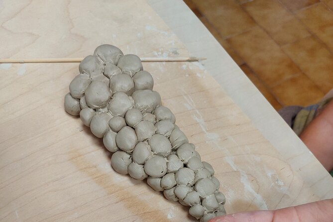 Ceramics Workshops For Kids Only / Artemida - Small Group Size: The Difference Between Being Watched and Being Helped