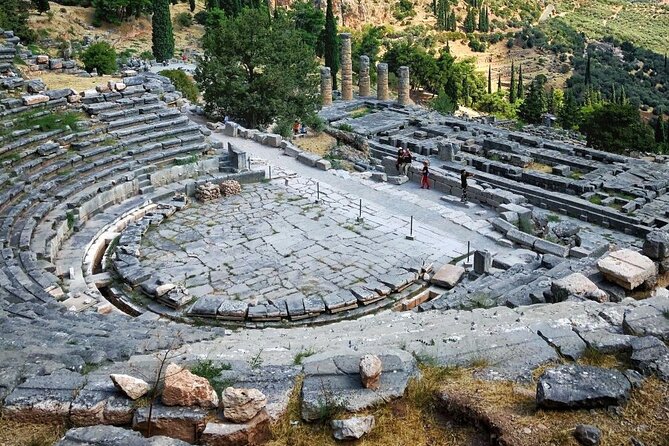 Delphi and Thermopylae Full Day Experience - Arachova mountain break for photos and quick shopping