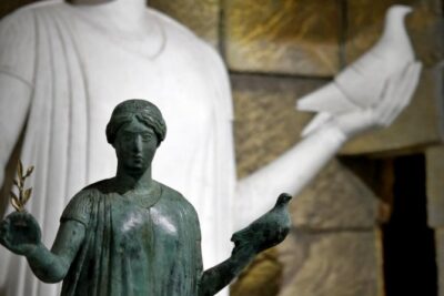 Discover your talent in sculpture, in a country where golden section was born. - Your main project: sculpting the face of Hermes with air-dry clay