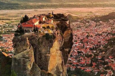 Explore Central Greece with an affordable 2 days tour to Meteora - Day 1: Attica to Thermopylae, then on to Delphi