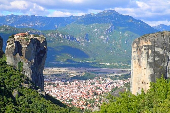 Explore Central Greece with an affordable 2 days tour to Meteora - Day 2 morning in Kastraki: warm-up walk before the cliffs