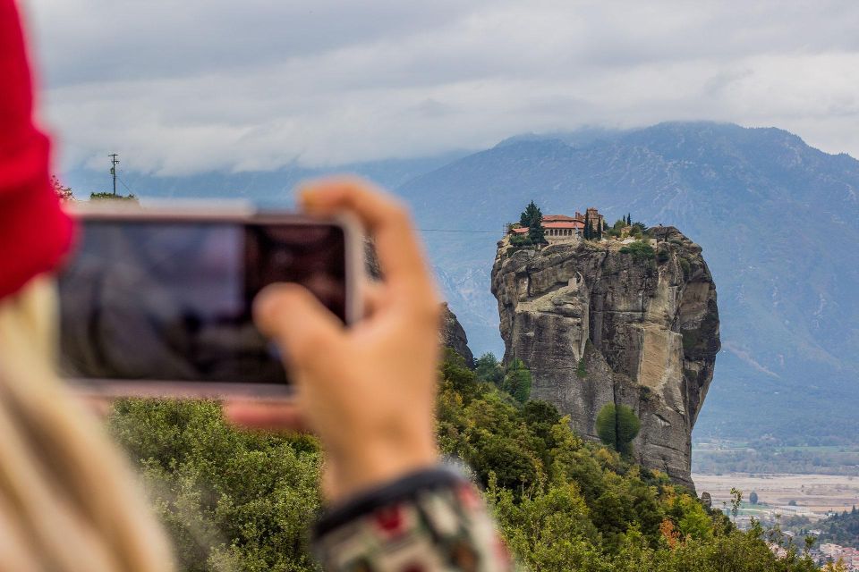 From Athens: 2 Days Meteora, Thermopylae & Delphi Tour - Thermopylae on the way to Delphi: the stop that connects stories