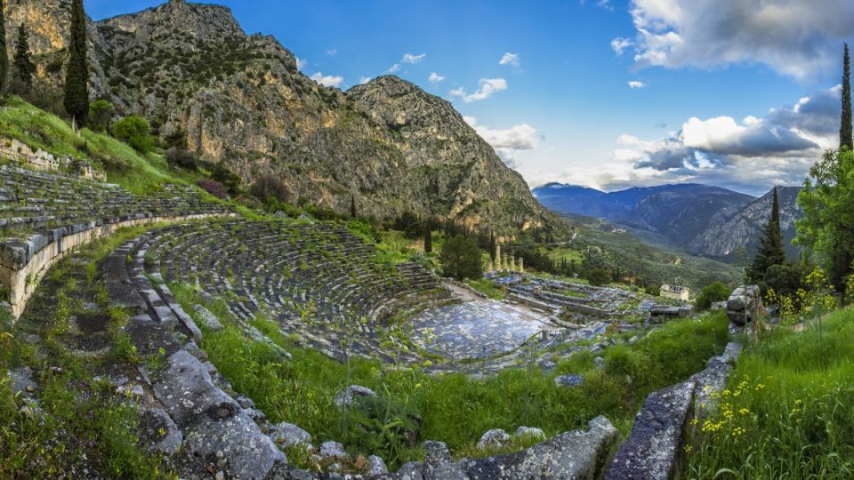From Athens: Full-Day Delphi – Thermopylae Excursion - Delphi Archaeological Site and Museum: Apollo’s sanctuary in real stone