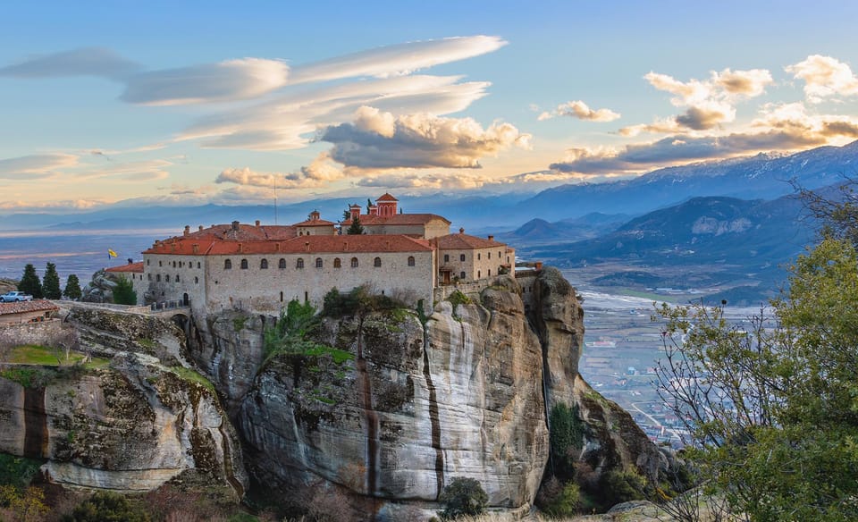 From Athens: Meteora Full-Day Trip with Guide on Luxury Bus - Kastraki Lunch Stop: Traditional Greek Food in the Right Place