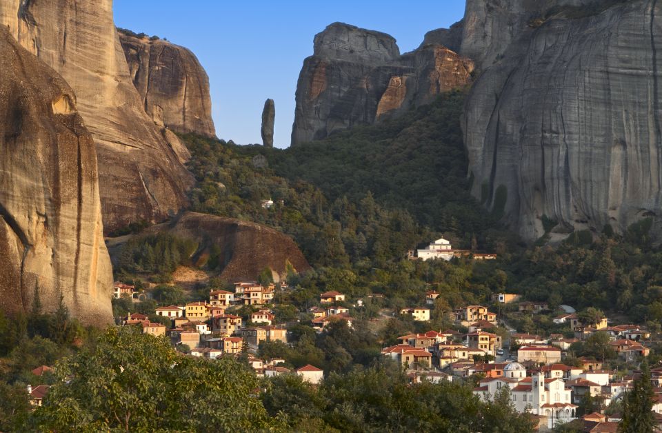 From Athens: Private Day Tour to Meteora and Thermopylae - Kalampaka lunch: a smart break after monastery time