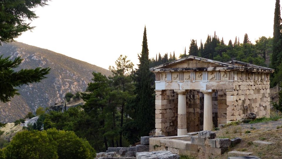 From Athens: Private Delphi and Thermopylae Guided Day Trip - Arachova break and lunch at To Patriko Mas with Itea views