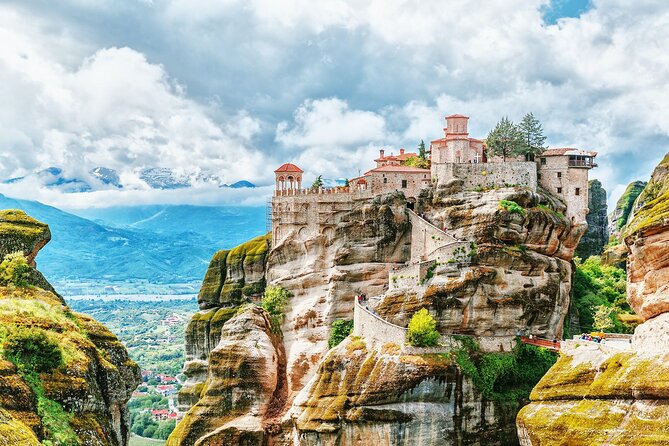 Meteora Full Day Private Tour from Athens including Lunch - Choosing monasteries up high: how the visit works