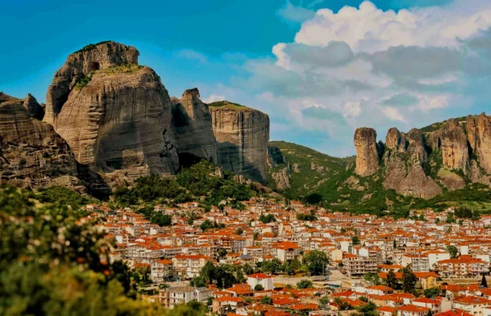 Meteora Monasteries: Full Day Tour from Athens - Meteora arrival and the first walk: Getting your bearings