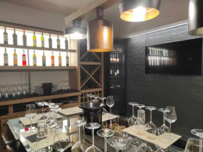 Orange & Natural Wines Of Greece with Cheese & Olive Oils - Orange and natural wine: how the host keeps it understandable