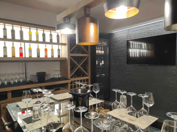 Orange & Natural Wines Of Greece with Cheese & Olive Oils - Orange and natural wine: how the host keeps it understandable