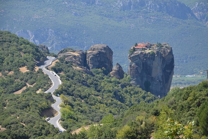 Private Tour to Monasteries of Meteora & Thermopylae from Athens - Where Kalambaka fits: lunch and a real pause at the foot of the rocks
