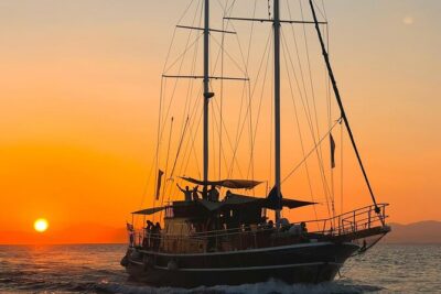 Sunset Dinner Cruise: Sunset, Swim, Drinks, and Dinner Onboard - From Piraeus to the Athens Riviera: boarding and first views