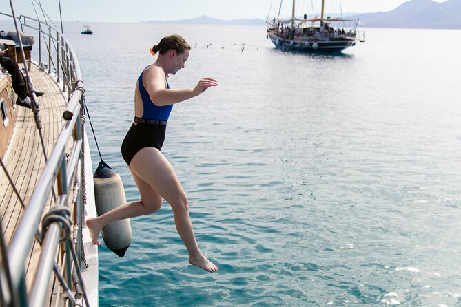 Sunset Dinner Cruise: Sunset, Swim, Drinks, and Dinner Onboard - Onboard dinner and drinks: why the meal feels like part of the show